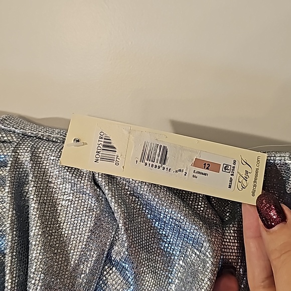 Sparkly, metallic gown. - Picture 6 of 9